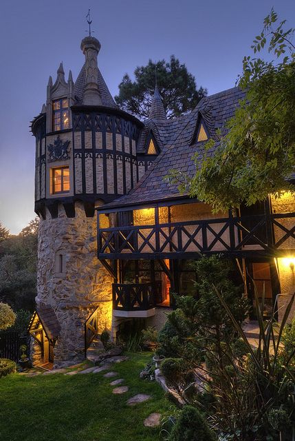 Dusk at Thorngrove Manor in Adelaide, Australia <---- I wanna go there! Great tower! Storybook Homes, Tudor House, Castle House, Old Style, Beautiful Architecture, Beautiful Buildings, Home Fashion, Victorian Homes, My Dream Home