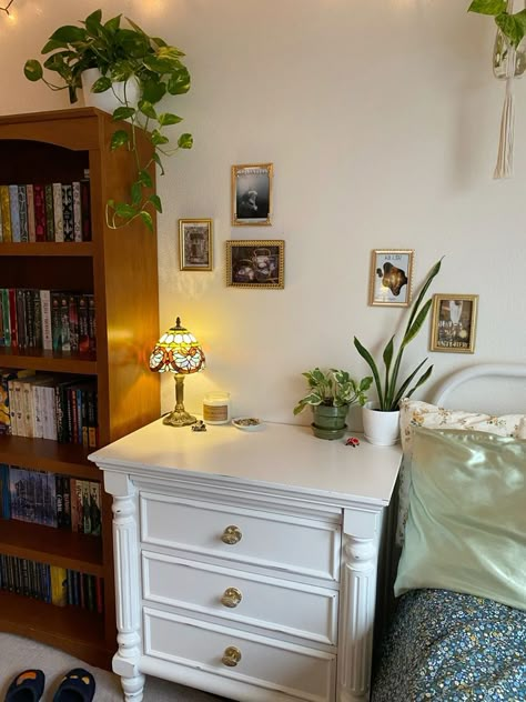 Cottage Room Aesthetic Bedroom, Boho Bedroom Organization, Vintage Bedroom Accessories, Bedroom Ideas With Bookshelf, Bedroom Ideas Books, Storage Ideas For Small Spaces Bedroom, Small Nyc Apartment Aesthetic, Thrifted Bedroom Decor, Grandma Aesthetic Room