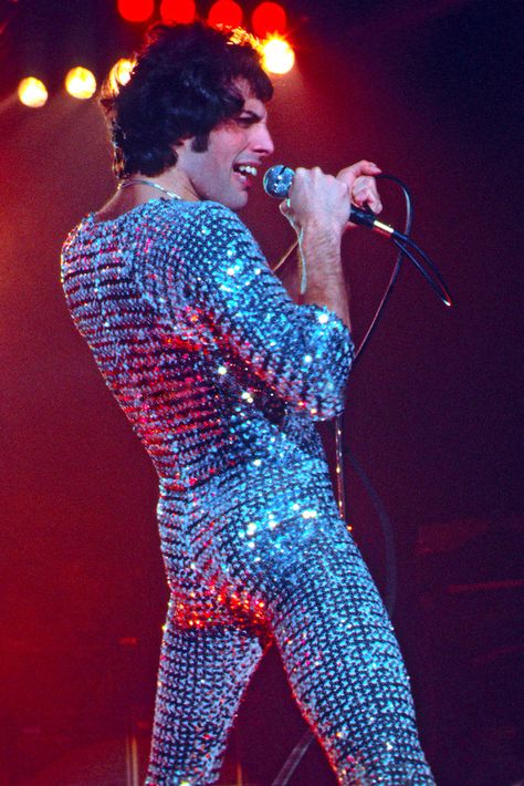 Fred Mercury, Look Disco, Disco Queen, 70s Glam, King Of Queens, Anthony Kiedis, Freddy Mercury, Lauryn Hill, Queen Freddie Mercury