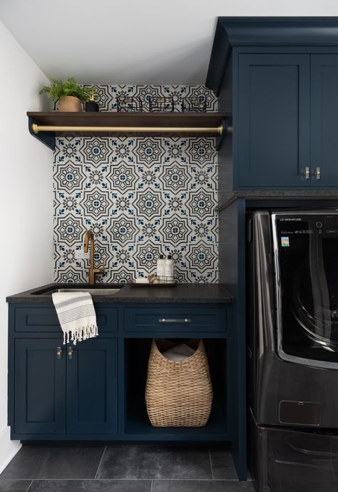 Transitional Laundry Room, Laundry Room Colors, Laundry Makeover, Blue Laundry Rooms, Country Laundry Rooms, Laundry Room Ideas Small Space, Rustic Basement, Stylish Laundry Room, Mudroom Laundry Room