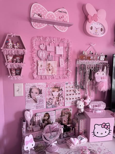 Dolly Room Decor, Cute Pink Room, Kawaii Room Ideas, Kitty Room, Hello Kitty Room Decor, Hello Kitty Bedroom, Kawaii Bedroom, Hello Kitty Rooms, Charmmy Kitty