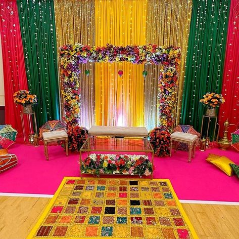 Barat Stage Decoration Pakistan, Indoor Haldi Decor Ideas, Mehendi Stage Decoration, Rajasthani Decoration, Mehndi Backdrop, Engagement Background, Dholki Ideas, Shadi Decor, Mehndi Stage Decor