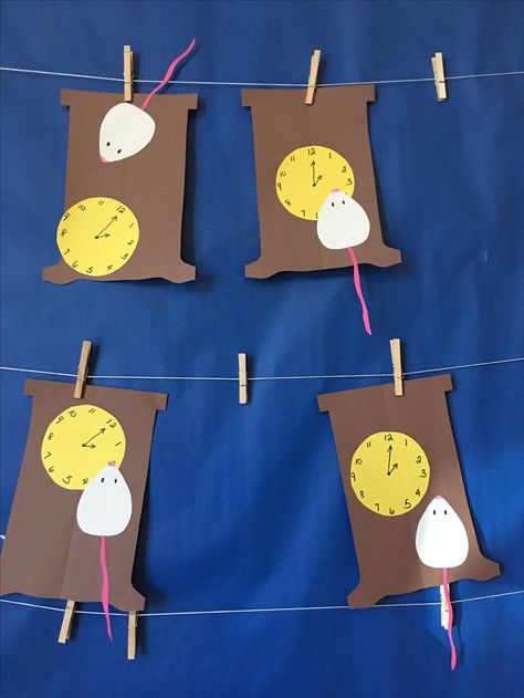 Hickory Dickory Dock. Mouse went up the clock! So cute art project for Toddlers :) Nursery Rhymes Art, Nursery Wall Art Ideas, Art Project For Toddlers, Nursery Rhyme Lessons, Nursery Rhymes Toddlers, Nursery Rhymes Preschool Crafts, Nursery Rhyme Art, Nursery Rhyme Crafts, Fairy Tales Preschool