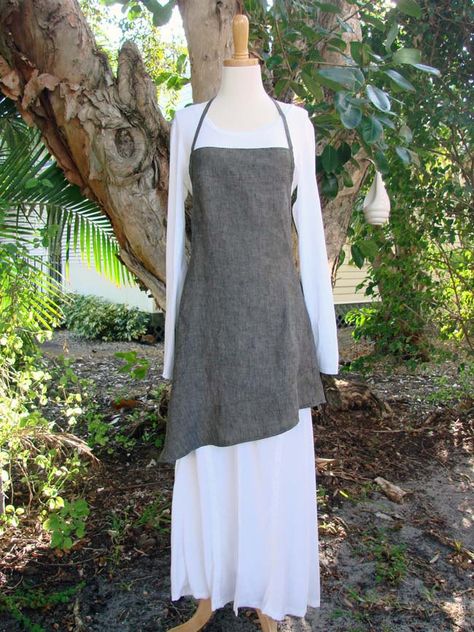 Annalee Linen Apron - charcoal gray cloth apron. $68.00, via Etsy. Apron Pinafore, Cute Aprons, Sewing Aprons, Apron Dress, Grey Outfit, Aprons Patterns, Aprons Vintage, Linen Apron, Linen Clothes