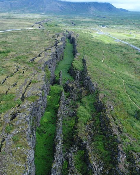 Mid-Atlantc Ridge on Iceland (Thingvellir National Park) 😍 The Mid-Atlantic Ridge is a mid-ocean ridge (a divergent or constructive plate… Mid Ocean Ridge, Tectonic Plates, Thingvellir National Park, Rift Valley, Camera Video, Drone Quadcopter, City Landscape, Nature Plants, Natural Phenomena