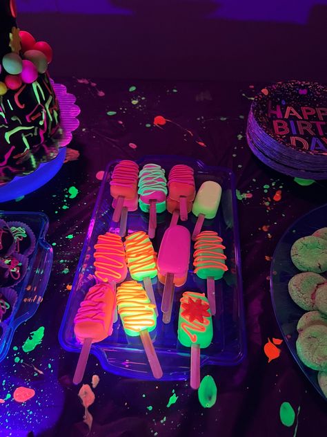 Glow Party - Neon Glow in the Dark Cakesicles DIY Recipe Glow Party Food, Neon Pool Parties, Neon Cakes, Glow In Dark Party, Neon Birthday Party, Glow In The Dark Party, Sweet Sixteen Birthday Party Ideas, Glow Birthday Party, Diy Glow