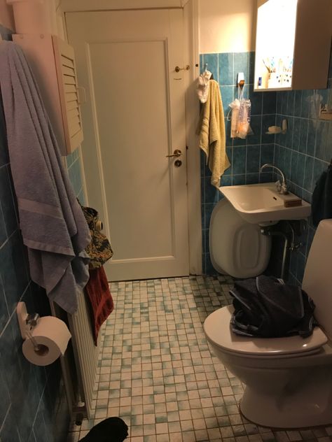 Poor House Interior Aesthetic, Nyc Apartment Aesthetic Bathroom, Cluttered Bathroom Aesthetic, Rundown Apartment Aesthetic, Crappy Apartment Aesthetic, Poor House Aesthetic, Poor Life Aesthetic, Poor House Interior, 90s Home Aesthetic