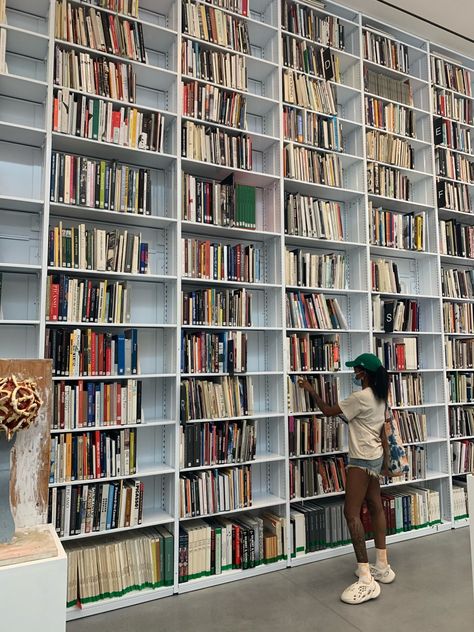 Library Aesthetic, Vision Board Pictures, Girl Reading, Book Girl, Book Shelf, Future Life, I Love Books, Black Aesthetic, Book Aesthetic