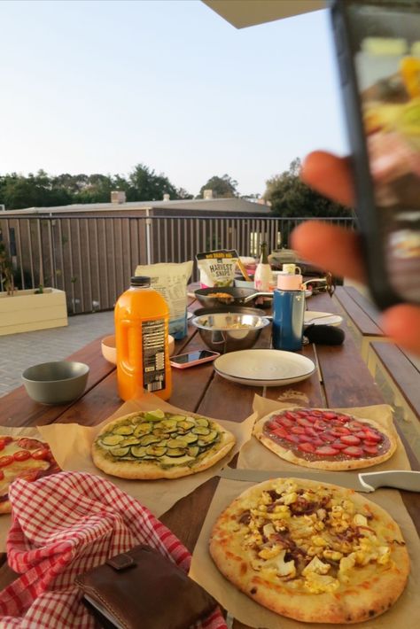 Dinner with your best friends is not complete without some home made pizzas 🍸🍕 Home Made Pizzas, Pizza Home, Making Pizza, Pizza Party, Homemade Pizza, Bday Party, Summer Nights, Home Made, Hot Summer