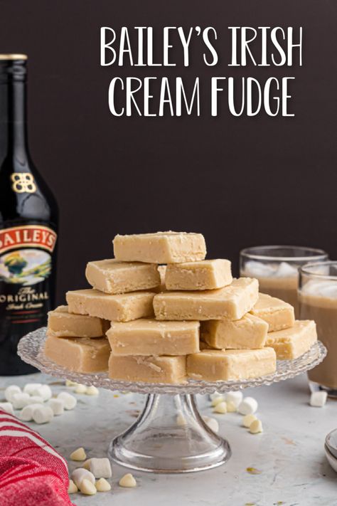 Bailey's Irish Cream Fudge is an easy recipe that makes the perfect grown-up treat! This rich and creamy fudge is perfect at any time! Irish Cream Fudge, Adorable Desserts, Baileys Irish Cream Recipes, Top Desserts, Baileys Fudge, Love Bakes Good Cakes, Irish Cream Recipe, Creamy Fudge, Good Cakes