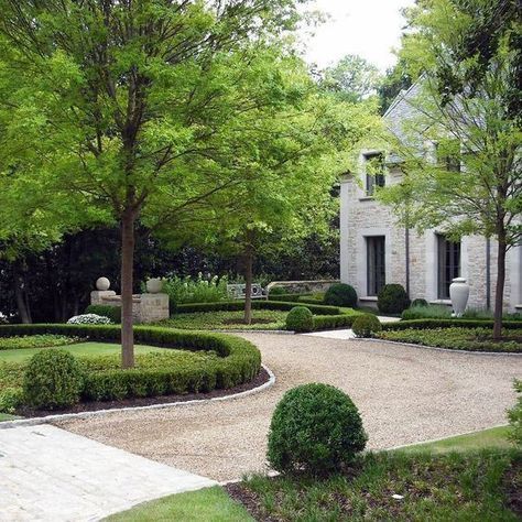 Front Yard Boxwood, Circle Driveway Landscaping, Boxwood Landscaping, Circle Driveway, Driveway Entrance Landscaping, Driveway Entrance, Driveway Design, Driveway Landscaping, Garden Paving