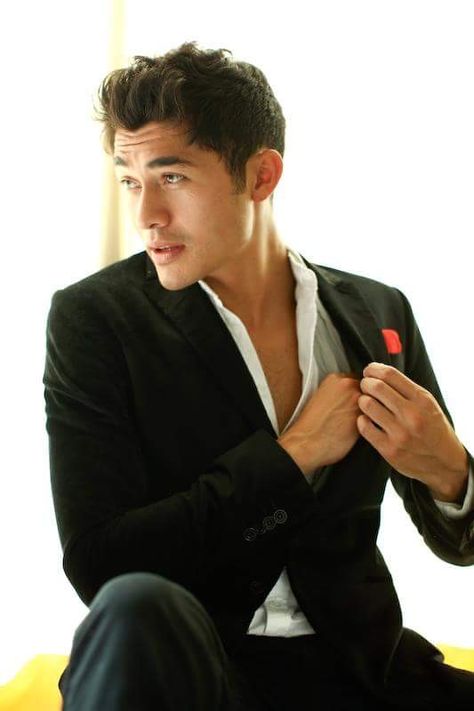 Henry Golding Henry Golding, Asian Men Hairstyle, Crazy Rich Asians, Crazy Rich, Matty Healy, Asian Hair, Pretty Men, Celebrities Male