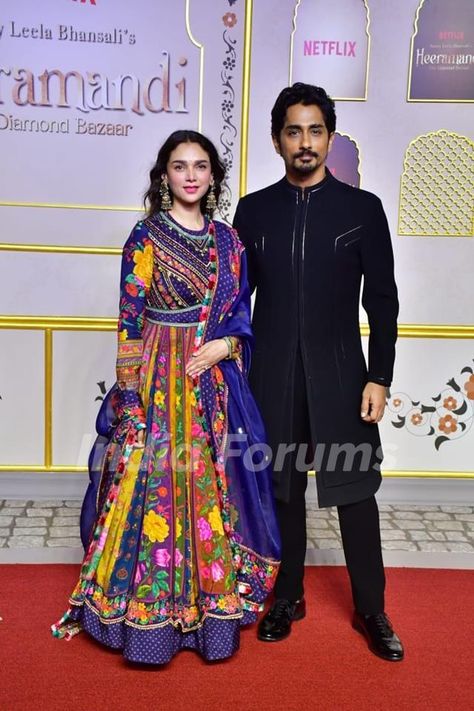 Aditi Rao Hydari and Siddharth grace the premiere of Heeramandi Heeramandi Aditi Rao, Aditi Rao Hydari Indian Outfits, Heeramandi Outfits, Varun Dhawan Birthday, Grara Dress, Aarti Singh, Movie Screening, Aditi Rao Hydari, Indian Wedding Gowns