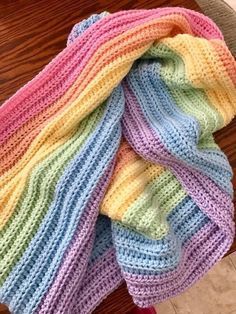 Crochet Blanket Pattern Easy, Crocheted Blanket, Confection Au Crochet, Crochet Blanket Afghan, Crochet Baby Blankets, Crochet Fun, I Love This Yarn, Rainbow Crochet, Manta Crochet