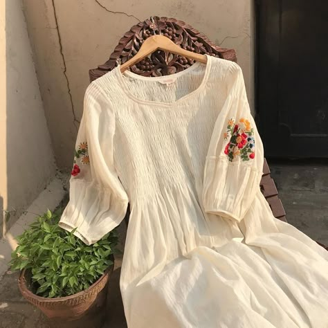 raiman on Instagram: “Laid back summer 🌻 Having a laid back summer is like an opportunity to live a simpler and a more conscious life..🍀 What kind of summer do…” White Kurti Embroidery Designs, Kamiz Hand Design, Embroidery Dress Pattern, Floral Embroidery Dress, Trendy Shirt Designs, Kurti Embroidery Design, Desi Fashion Casual, Modest Dresses Casual, Gown Pattern