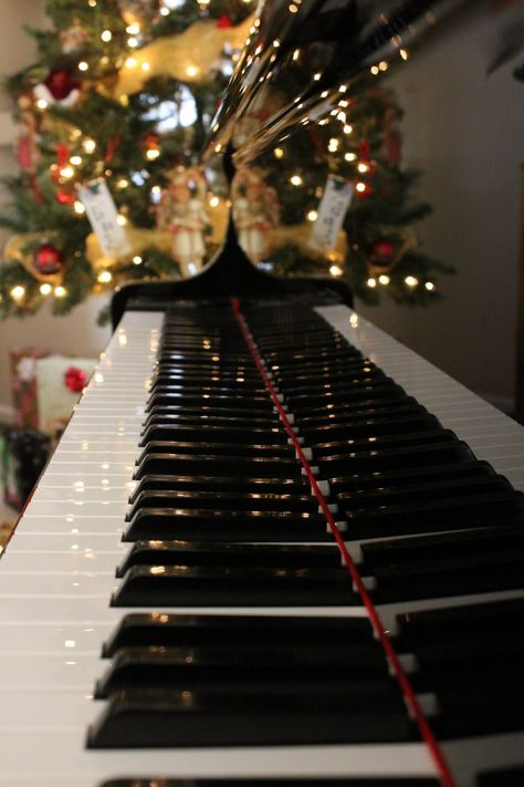 Christmas Music Background, Winter Music Aesthetic, Christmas Music Wallpaper, Aesthetic Piano Pictures, Keyboard Piano Aesthetic, Christmas Music Aesthetic, Wooden Music Stand, Piano Pictures, Musical Wallpaper