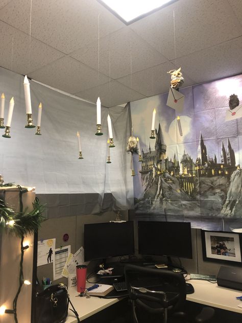 Harry Potter Cubicle, Harry Potter Cubicle Decorations, Halloween Cubicle Decor, Cubicle Halloween Decorations, Halloween Cubicle, Work Cubicle Decor, Christmas Cubicle, Cubicle Ideas, Christmas Cubicle Decorations