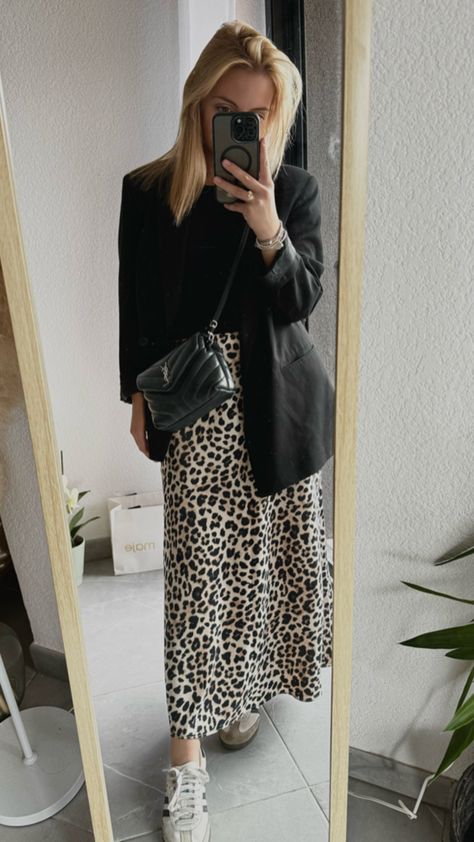 #ootd #ootdleopard Animal Print Skirt Outfit, Leopard Print Skirt Outfit, Leopard Skirt Outfit, Printed Skirt Outfit, Skirt Outfit Fall, Corset Fashion Outfits, Blazer Outfits For Women, Animal Print Outfits, Winter Skirt Outfit