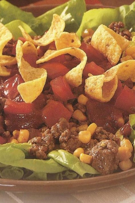 Chile Taco Salad Taco Salad With Chili, Nacho Salad, Chili Nachos, Chili Salad, Salsa Chili, Taco Salad Recipes, Chunky Salsa, Layered Salad, Beef Salad