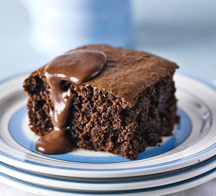 This rich, sticky chocolate cake is given a low-fat 'bakeover', then served with chocolate custard for a perfect retro, weekend pud. Food Easy Dinner, Easy Dinner Party Desserts, Chocolate Traybake, Easy Pudding, Chocolate Concrete, Dessert Thermomix, School Dinner, Dinner Party Desserts, Chocolate Pudding Recipes