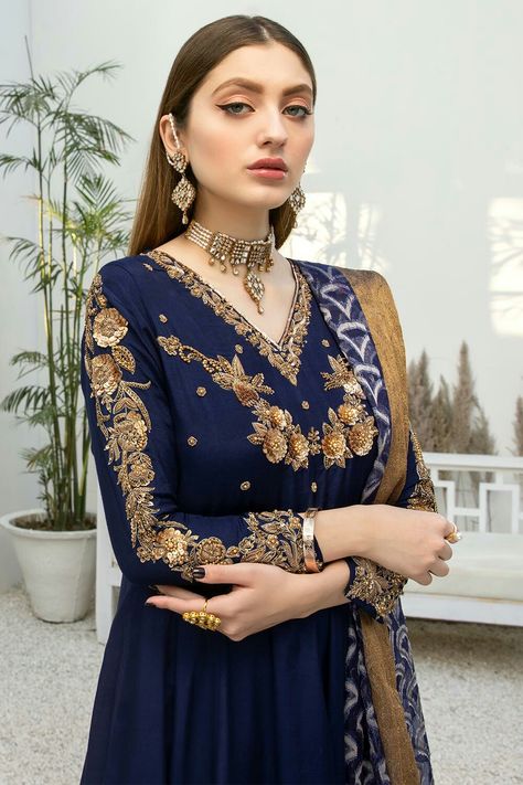 Gold Pakistani Wedding Dress, Makeup For Wedding, New Kurti Designs, Punjabi Outfits, Pakistani Wedding Dress, Fancy Dresses Long, Indian Bridal Dress, Stylish Dresses For Girls, Dress Makeup