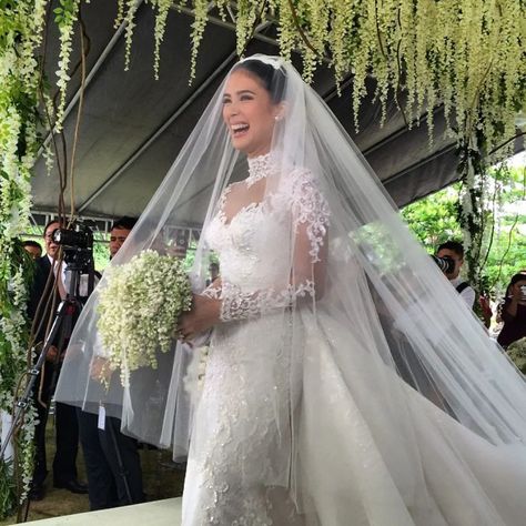 Heart Evangelista Wedding, Philippine Wedding Dress, Filipino Wedding, Heart Evangelista, Wedding Dresses Taffeta, Happy Bride, Asian Wedding Dress, Crazy Rich, Bridal Robe