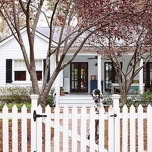 Picket Fence Ideas Yard Privacy, Budget Landscaping, Front Yards Curb Appeal, Privacy Fence Designs, White Fence, Landscaping Tools, Backyard Privacy, Building A Fence, Front Yard Fence