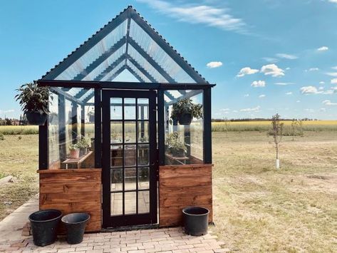 Serre Diy, Homemade Greenhouse, Green House Ideas, Modern Greenhouses, Diy Greenhouse Plans, Lean To Greenhouse, Building A Door, Outdoor Greenhouse, Simple Building