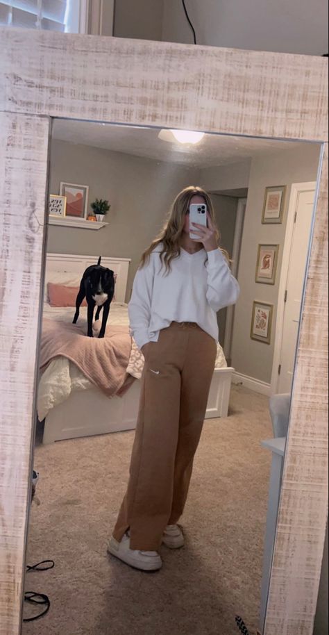 Cute Fall Sweatpants Outfits, What To Wear With Wide Leg Sweatpants, Feminine Sweatpants Outfit, Wide Leg Sweatpants Outfit Fall, Light Brown Sweatpants Outfit, Outfits With Tan Sweatpants, Flowy Sweatpants Outfit, Oversized Fleece Sweatpants For Fall, Wide Leg Sweatpants Outfit For School