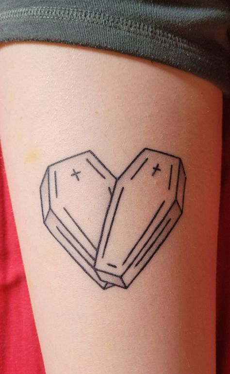 two coffins overlapping to create a heart shape Cute Alternative Tattoos, Alternative Couples Tattoos, Simple Alt Tats, Spooky Love Tattoo, Vampire Goth Tattoo, Tiny Coffin Tattoo, Coffin Heart Tattoo, Goth Love Tattoo, Emo Tattoos Ideas