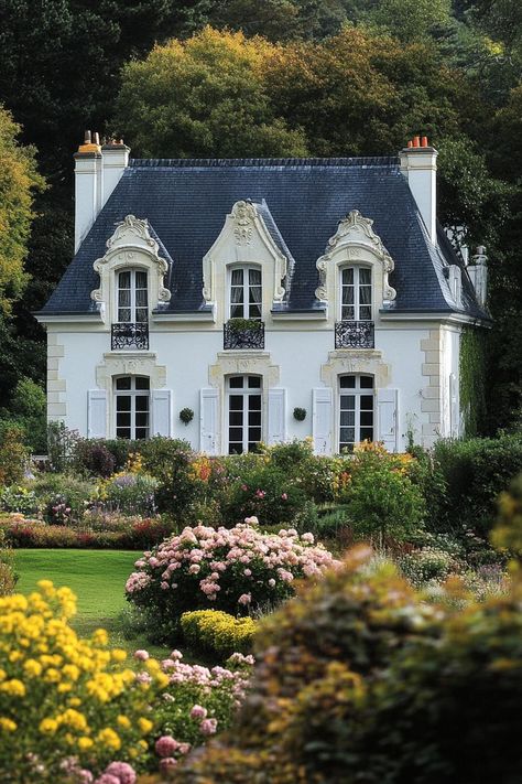 41 Elegant French Mansions of Your Dreams House Design French Country, French Tutor House, French Facade Architecture, French Provincial House Exterior, French Summer House, French Colonial Mansion, French Country House Provence, French Villa Exterior, French House Exterior