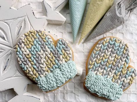 Baked on Promise•Annie Popule on Instagram: “I love variegated mittens. They remind me of my mom who was a great knitter. #sugarcookiesofinstagram #sugarcookies #mittencookies…” Mitten Cookies, Christmas Sugar Cookies, Christmas Cookies Decorated, Icing Cookies, Royal Icing Cookies, Decorated Cookies, Holiday Cookies, Royal Icing, Winter Christmas