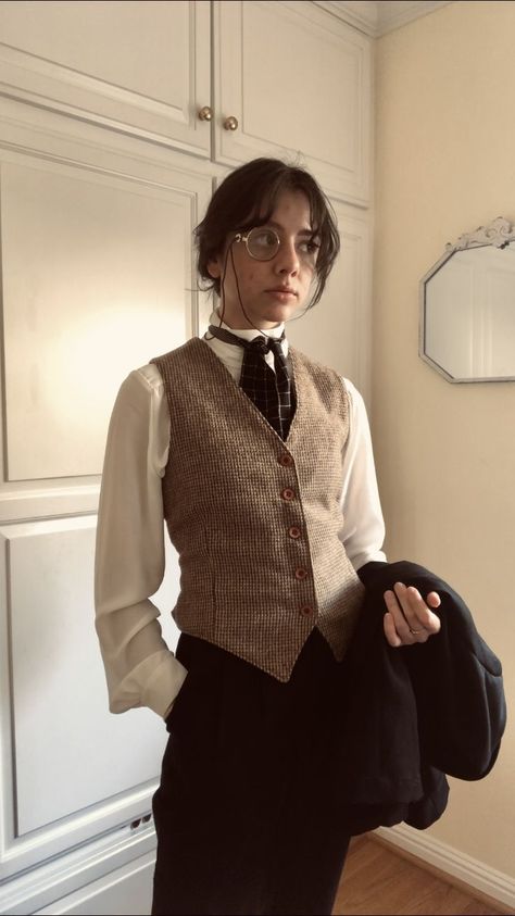 Business Professional Outfits Aesthetic, Whimsical Academia Outfits, Archivist Aesthetic Outfit, Tomboy Suits For Women, Narrator Outfit, Poet Aesthetic Outfits, Narrator Costume, Dark Academia Suit, Old Fashion Outfits