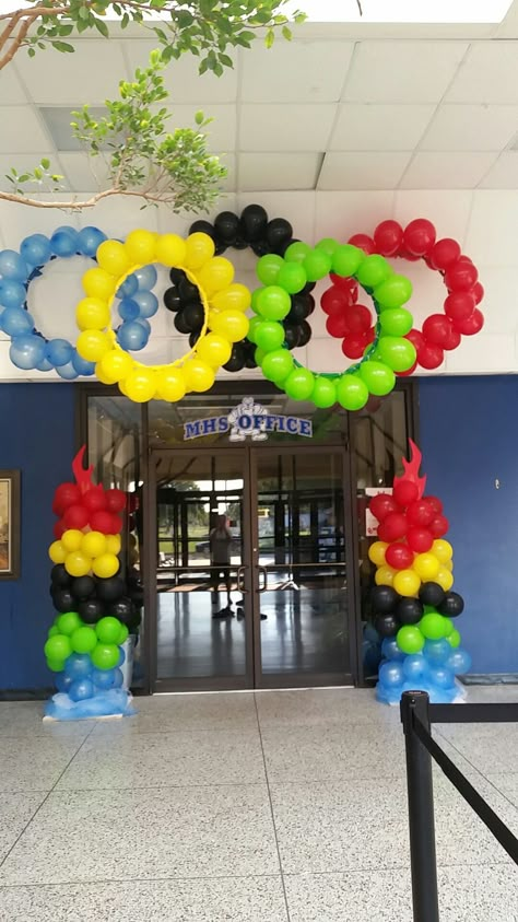 Olympic Balloon Decorations, Olympic Theme Decorations, Olympic Decorations Classroom, Olympic Themed Bulletin Board, Kids Olympics Party, Olympic Decorations Diy, Sporty Decor, Olympic Decorations, School Olympics