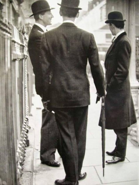 Norman Parkinson, Fashion 1950, English Gentleman, Masculine Fashion, English Men, Black And White Vintage, King And Country, Bowler Hat, Vintage Mens Fashion