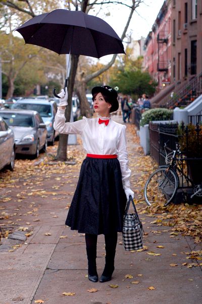 costume ideas for the ladies . diy halloween - Shrimp Salad Circus Mary Poppins Kostüm, Mary Poppins Halloween, Mary Poppins Halloween Costume, Carnaval Make-up, Diy Fantasia, Mary Poppins Costume, Keiko Lynn, Halloween Costumes For Work, Halloween Costumes To Make