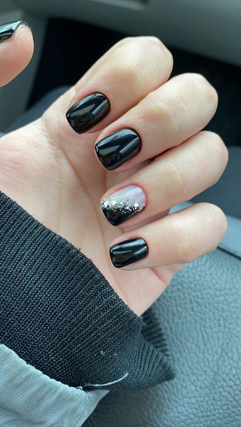 Black Gel Nails With Accent Nail, Navy And Silver Nails Acrylic, Very Short Gel Nails Black, Black Gel Manicure Designs, Black Nails With Simple Design, Black Nails With Accent Nail Ring Finger, Shiny Nail Ideas, Black Dip Nail Designs, Black Christmas Nails Short