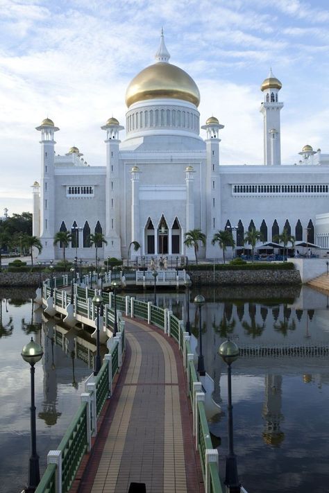 Beautiful Mosque.. 🕌💕 Omar Ali Saifuddin Mosque, Islamic Beauty, Bandar Seri Begawan, Beautiful Mosque, Mosque Architecture, Sims Building, Beautiful Mosques, South China Sea, Brunei Darussalam