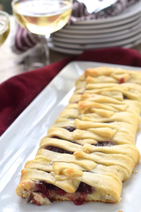 This Cranberry Brie Braid could not be easier, but it is gorgeous and makes for a great fancy appetizer! Slow Cooker Cocktail Meatballs, Crescent Braid, Brie Cranberry, Baked Appetizers, Brie Appetizer, Cranberry Brie, Puff Pastry Appetizers, Fancy Appetizers, Brie Recipes