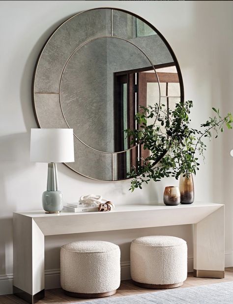 Casa Miami, Modern Entryway Decor, Salas Living Room, Mirror Decor Living Room, Console Table Styling, Living Room Tv Unit Designs, Entryway Table Decor, Entry Decor, Beige Living Rooms