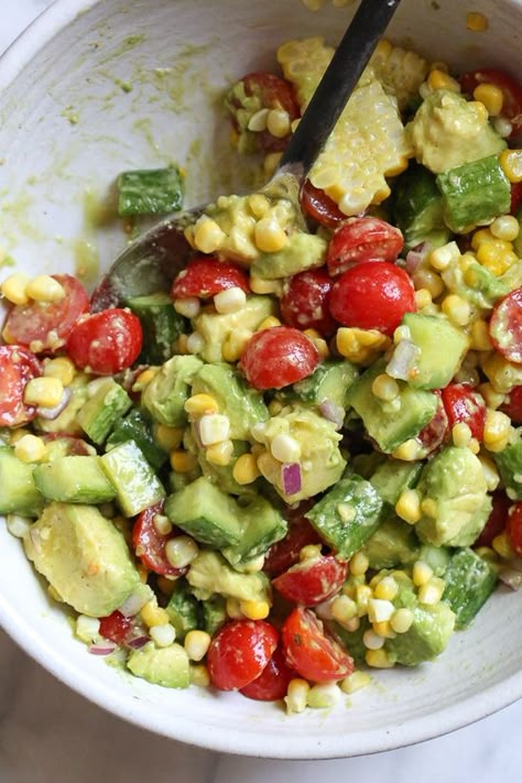 This Corn Tomato Avocado Salad is summer in a bowl! The perfect side dish with anything you're grilling, or double the portion as a main dish. Corn Tomato Avocado Salad, Tomato Avocado Salad, Plats Ramadan, Corn Avocado, Corn Avocado Salad, Grilled Corn Salad, Avocado Dessert, Plats Healthy, Avocado Tomato Salad