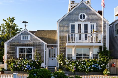 Stacie-Flinner-Nantucket-Old-Wharf-Cottage Nantucket Style Homes Exterior, Nantucket Style Homes Interior, Nantucket Style Homes, Nantucket Cottage, Nantucket Home, Nantucket Style, Homes Exterior, Beach House Exterior, Beach House Plans