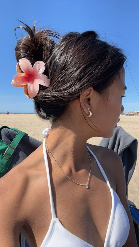 white bathing suit | tan skin | flower claw clip | summer | side profile | summer flix | beach photos | sun | aesthetic claw clip | flower | back | beach hair | summer beach aesthetic Thick Hair Styles Medium, 사진 촬영 포즈, Clip Hairstyles, Flower Hair Clip, Flower Clip, Tan Skin, Strong Hair, Flower Hair Clips, Summer Pictures