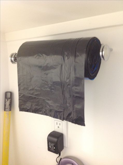 Paper towel holder for trash bags on a roll in the garage Garbage Bag Holder, Astuces Diy, Organisation Hacks, Garbage Bags, Trash Bags, Paper Towel Holder, Garage Organization, Cleaning Organizing, Garage Storage