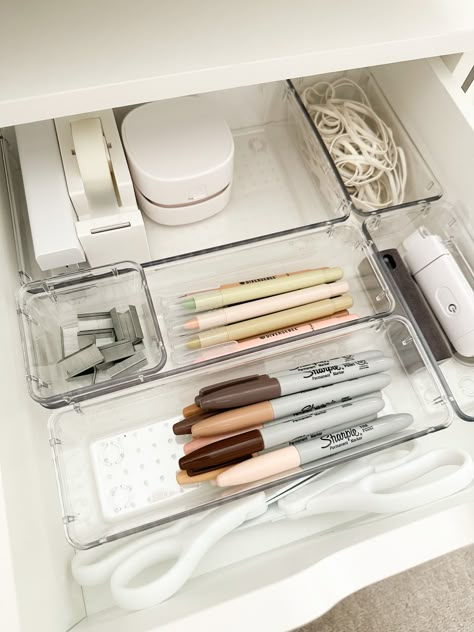 7 Desk Organization Ideas from Amazon You'll Obsess Over - by mable grace Reception Desk Organization Ideas, Stationery Desk Ideas, Work Office Aesthetic, Aesthetic Desk Organizer, Medical Office Organization, Desk Organization Ideas Aesthetic, Work Desk Ideas, Organised Desk, Desk Drawer Organization