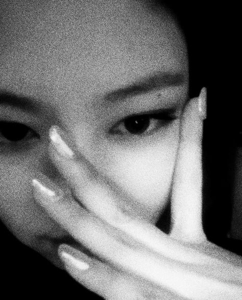 Celebrity Black And White Aesthetic, Blackpink Jennie Black And White, Jennie Icons Black And White, Jennie Black And White, Nicki Minaj Quotes, Ruby Jane, Self Portrait Poses, Jairzinho, Black And White Aesthetic