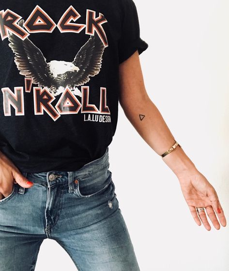 Wir rocken in Lieblingsjeans und Band T-Shirt! #jeans #outfit #bandshirt #COUCHstyle Dress Up Storage, Jeans Street Style, Casual Skirt Outfits, Rock Outfit, Style Rock, Band T Shirts, Tomboy Outfits, Emo Outfits, Band Shirt