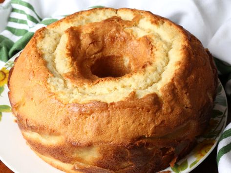 From the Recipe Archives: EBONY's Sour Cream Pound Cake - NewsBreak Cream Cheese Icing Recipe, Bundt Cake Recipes, Homemade Flour Tortillas, Sour Cream Pound Cake, Cream Cheese Pound Cake, Buttermilk Fried Chicken, Easy Baked Chicken, Baked Chicken Wings, Fried Chicken Recipes