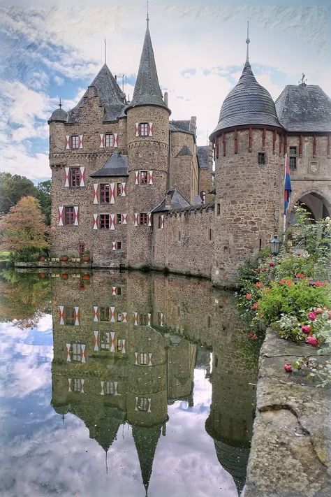 Castle Training Grounds, Water Castle, Castle In Germany, Medieval Aesthetics, Training Grounds, Incredible Architecture, Germany Castles, Beautiful Castles, Old Buildings