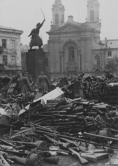 Oct 16, 1939, Warsaw, Poland: German soldiers examine arms and ammunition surrendered by Polish troops in Krasiński Square. Much of the captured Polish materiel was immediately transfered to German service to cover shortages and/or augment already existing capacities. Poland Ww2, Perang Dunia Ii, Invasion Of Poland, World Vision, Warsaw Poland, American Soldiers, Historical Pictures, Military History, Countries Of The World